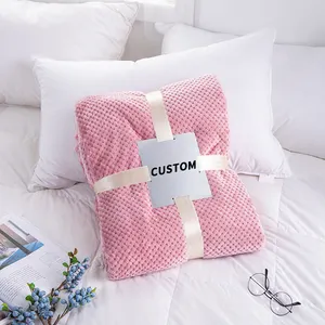 Хорошие продажи, уютное мягкое однотонное однослойное Флисовое одеяло с текстурированным логотипом для путешествий