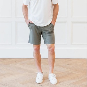 Shorts légers en bambou doux pour homme, avec texture lisse et finition élégante - Product Image 1
