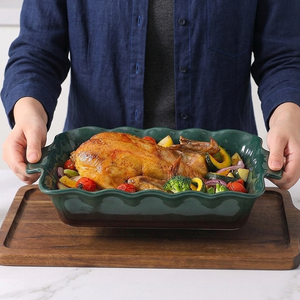 Plat à gratin rectangulaire en céramique vert forêt mat, élégant et moderne, à bords festonnés, pour la cuisson - Product Image 1