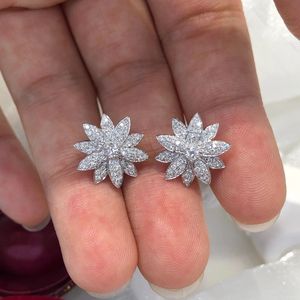 ต่างหูเพชรแท้ 0.68 กะรัต รูปดาวและกลีบดอกไม้ ทองคำแท้ 18k ยี่ห้อซินฟลาย - Product Image 5