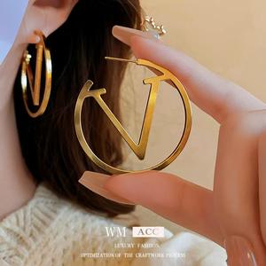 Trendy modemerk 5cm 18k verguld V nieuwste stijl oorbellen designer grote oorbellen - Product Image 5