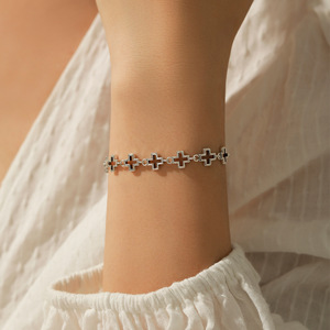 สร้อยข้อมือเงินแท้ S925 ลายกากบาท ขัดเงา สไตล์มินิมอล สำหรับคริสเตียน สวมใส่ได้ทุกวัน เหมาะสำหรับทั้งชายและหญิง - Product Image 3
