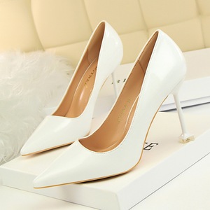 Zapatos elegantes para fiestas, estilo charol - tacones de aguja negros con punta en pico y sandalias para mujer - Product Image 1
