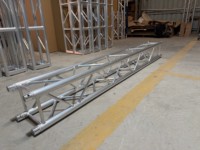 Structure de toit courbée en aluminium pour éclairage LED mural, équipement de sonorisation, festivals de musique, mariages et salons professionnels.