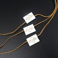 Étiquette suspendue en plastique avec logo en feuille d'or gaufré personnalisé, fermeture à loquet, pas cher