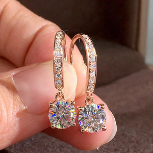 สตูลเลอร์ E1702 ต่างหูห่วงสีโรสโกลด์ประดับเพชรทรงกลมสำหรับผู้หญิงงานแต่งงานสไตล์คลาสสิก - Product Image 4