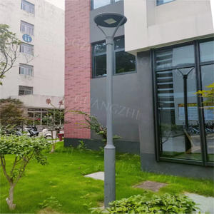 Lampe de jardin ronde à LED grise J05Series à 2 pieds avec support à double bras et motif d'étoile à cinq branches sur le dessus - Product Image 5