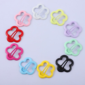 Jolie pince à cheveux en forme de fleur à cinq pétales colorée pour enfants, pince BB en résine plastique pour bébé, accessoire de coiffure à usage quotidien - Product Image 1