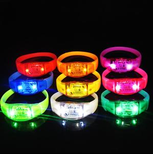 Pulseras LED <span class=keywords><strong>de</strong></span> Silicona Personalizadas que Brillan en la Oscuridad Activadas por Sonido con Control por Voz para <span class=keywords><strong>Fiestas</strong></span> - Product Image 2