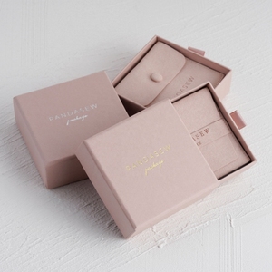 Joyero y bolsa de embalaje de cajón de anillo de cartón de papel rosa pequeño personalizado con logotipo impreso - Product Image 1