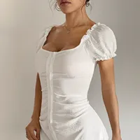 Robe moulante à manches courtes pour femme en blanc, coupe ajustée avec détail boutonné, idéale pour les sorties décontractées
