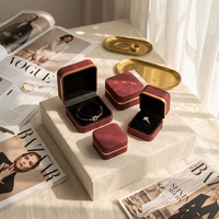 Boîtes de rangement pour bijoux en cuir PU rouge vin avec bordure dorée, boîte d'emballage personnalisée pour bijoux, pour pendentifs et bracelets