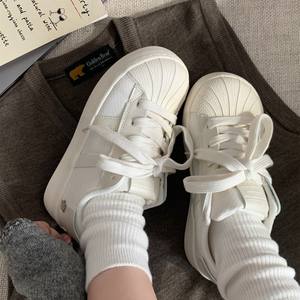 Chaussures de sport décontractées à lacets polyvalentes pour femmes, nouvelles baskets rétro coréennes à bout coquille blanches - Product Image 4