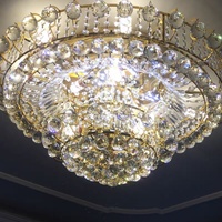 Lustre doré d'intérieur au design moderne, produit de luxe, luminaire décoratif de plafond, éclairage d'intérieur, idéal pour une salle à manger ou un hôtel