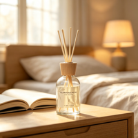 Diffuseur à bâtonnets 200 ml en verre avec fond épais, design coloré, sérigraphie et bouchon estampé à chaud, et bâtonnets en fibre