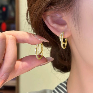 Pendientes de aro de doble capa con micro pavé de moissanita VVS GRA, modernos y sencillos, de cobre con relleno de oro de 14K, joyería duradera para mujer. - Product Image 4