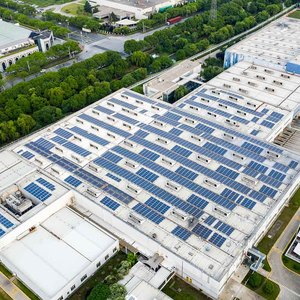 Yangtze 550W 10BB Solar Photovoltaic Panel High-output PV Module with <strong>10</strong> Busbars for Enhanced Efficiency - Product Image 4