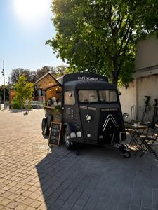 Furgone Ristorante Mobile Vintage Personalizzato con Bancone di Servizio in Legno, Area Distribuzione Caffè per Attività di Colazione in Resort - Product Image 2