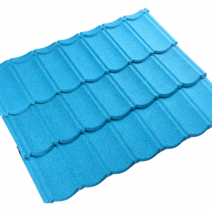 Tuile de toiture métallique durable revêtue de pierre colorée, matériau de toiture antirouille pour le projet de villa résidentielle en Jordanie - Product Image 1