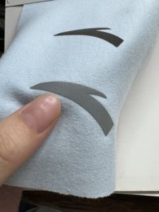 Etiqueta de impresión de transferencia de calor con iconos reflectantes 3D personalizados para camiseta, ropa, sombrero, zapatos - Product Image 2