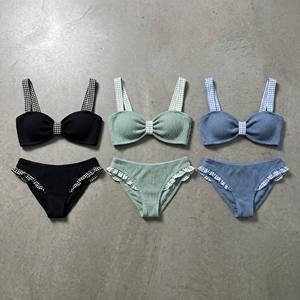Fabricación OEM, Diseño Personalizado, Top de Bikini Texturizado con Estampado de Cuadros, Banda en Contraste, Parte Inferior con Volantes, Secado Rápido, Spandex/Nylon - Product Image 1