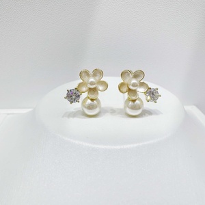 Boucles d'oreilles clous papillon en argent 925 plaqué or 18 carats, hypoallergéniques, avec perle et fleur, pour usage quotidien - Product Image 5