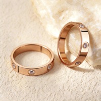 Maßgefertigter Edelstahl Zirkonia 18k Vergoldeter Modischer Ring für Männer und Frauen Personalisierter DIY Gravierter Paar-Schmuck