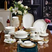 Service de table en porcelaine fine à bordure argentée, motif floral, élégant, pour mariage, dîner à la maison, fête.