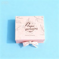 Boîtes cadeaux en papier de soie magnétique en gros, personnalisation du logo, boîtes de couleur rose pour emballage de parfum, boîtes de parfum avec ruban de soie