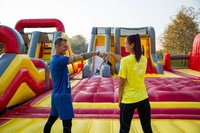 Parc gonflable à thème ninja excitant, parc d'attractions gonflable avec trampolines, aire de jeux gonflable avec parcours d'obstacles