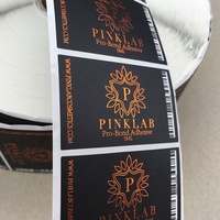 Vinilo Sintético con Acabado Brillante, Resistente al Agua y a Desgarros, con Fondo Negro y Estampado Dorado Personalizado con el Logotipo del Fabricante