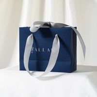 Sac en papier mat bleu marine pour bijoux avec poignée en ruban gris clair, logo personnalisé en feuille d'argent, sac fourre-tout de luxe pour emballage de bijoux