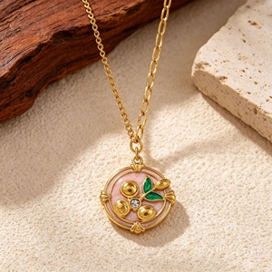 <span class=keywords><strong>Ciondolo</strong></span> a Forma di <span class=keywords><strong>Angioletto</strong></span> in Stile Francese Retrò con Fiori Dipinti in Rilievo, Acciaio Inossidabile Placcato Oro Vero e Perle Imitate - Product Image 2