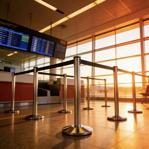 Système <span class=keywords><strong>de</strong></span> barrières événementielles professionnelles en aluminium, poteaux <span class=keywords><strong>de</strong></span> 70 mm <span class=keywords><strong>de</strong></span> diamètre, ruban noir <span class=keywords><strong>de</strong></span> 2 m pour la gestion des files d'attente en salle d'exposition - Product Image 5