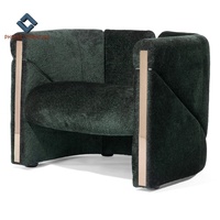 Fauteuil de luxe, canapé individuel avec éléments structurels verticaux sur les accoudoirs et le dossier, meubles