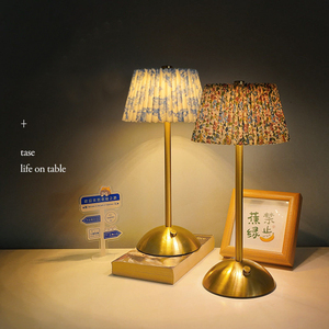 Lampe de table LED sans fil personnalisable avec abat-jour en tissu rechargeable, corps en fer, forme ovale - pour restaurant, lumière de nuit - Product Image 3