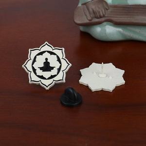 Cá Nhân Hình Dạng Không Thường Xuyên Thủ Công Mỹ Nghệ Kim Loại Tùy Chỉnh Thực hiện Ve Áo <span class=keywords><strong>Pin</strong></span> Vải Huy Hiệu Phụ Kiện Mềm Cứng Men Pins Cho Quần Áo - Product Image 3