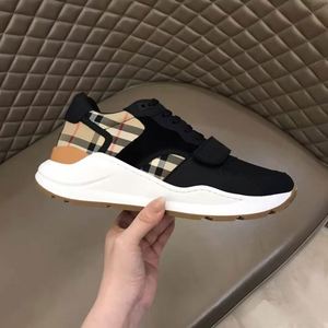 Sneakers plateforme de qualité supérieure avec un design luxueux et un style rayé. Parfait pour la marche et les activités de plein air. - Product Image 1