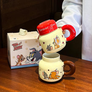 Taza de Cerámica de Tom y Jerry con Tapa y Asa, Diseño de Dibujos Animados Rojo, Regalo para Niños y Niñas, Primavera 2025 - Product Image 4