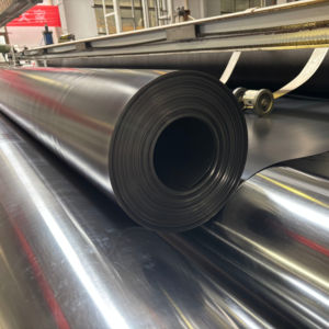 Rollo de Geomembrana de HDPE Resistente a los Rayos UV, Revestimiento Impermeable para Estanques, Negro y Liso - Product Image 1