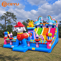 Château gonflable Ceyu avec figurine de chien géante et toboggans arc-en-ciel pour location en parc d'attractions