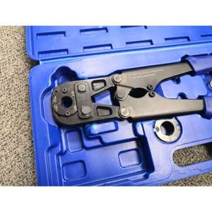 Herramienta de Prensado de Tuberías de Acero Industrial con Mango de Plástico en Estuche Azul para Conexiones PEX - Product Image 2