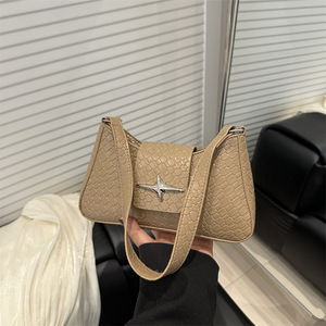 Venta al por mayor de estilo coreano de textura trenzada Mini bolsos de mano para las mujeres de lujo de inspiración de hombro y bolsos cruzados - Product Image 4