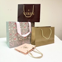 Sacs en papier promotionnels de luxe personnalisés en carton pour cadeaux, emballages de vente au détail, sacs en papier pour vêtements avec logo personnalisé et poignées