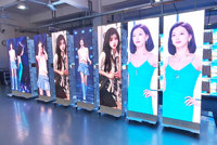 Écran d'affichage LED pliable pour extérieur Eagerled P1.86 P2 P2.5 640x1920mm pour magasin