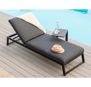 Mobilier de plage d'hôtel de luxe lit de soleil en aluminium confortable près de la piscine avec coussin - Product Image 1
