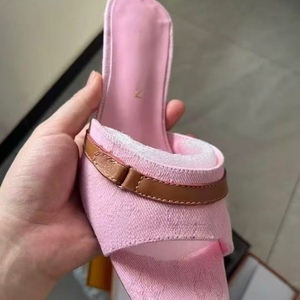 Chaussures de créateur de luxe minimalistes en gros de Guangzhou pour femme, à talon moyen, rose pastel, bout ouvert, en cuir souple avec doublure en cuir, pour l'été et le quotidien - Product Image 3