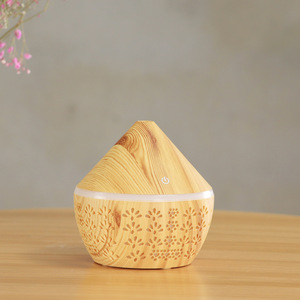 Difusor de Aroma Creativo con Diseño de Huella, Mini USB Portátil, Dispositivo Atomizador para Hogar, Oficina y Escritorio, Acabado en Madera Clara - Product Image 1