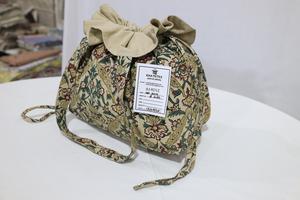 กระเป๋าพิมพ์ลายด้วยมือ พร้อมลวดลายบนพื้นผิวที่ละเอียดอ่อน พื้นที่ภายในกว้างขวาง และดีไซน์ระดับพรีเมียมเพื่อการจัดระเบียบในชีวิตประจำวัน - Product Image 3