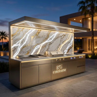 Isla de Cocina Prefabricada de Lujo para Exteriores con Encimera Integrada de Piedra Sinterizada, Panel de Resina Artística con Efecto Luminoso, Muebles de Exterior con Garantía de 10 Años